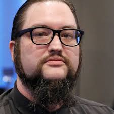 What are the differences between the edited bikini cover and nude version  of Nice?