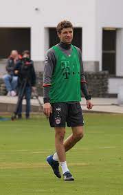 Es gibt den alten witz, dass sich thomas müller gar keine muskelverletzung zuziehen kann, weil er ja kaum über muskeln verfüge. File Thomas Mueller Training 2017 03 Fc Bayern Muenchen 1 Jpg Wikimedia Commons