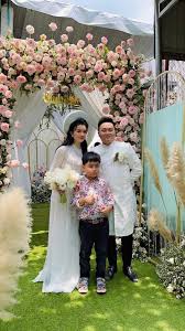 Diễn viên tuấn anh khẳng định, nghệ sĩ không lên tiếng vì họ tin tưởng vào luật pháp, và không trực tiếp đối đầu với bà phương hằng bởi vì như vậy sẽ vô tình tiếp tay cho vợ chồng ông dũng lò vôi. Vá»£ Ong DÅ©ng Lo Voi Báº¥t Ngá» Chia Sáº» Hinh áº£nh Con Dau Va Con Trai