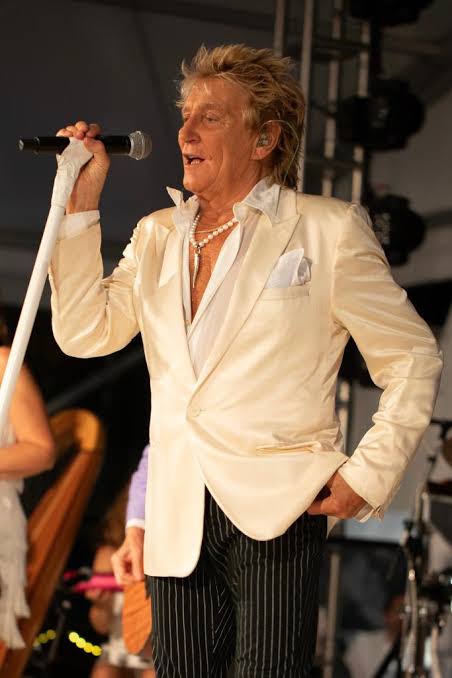 Exclusive | Rod Stewart looks spry during concert at Hamptons benefit