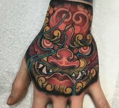 Black And Grey Foo Dog Hand Tattoo Tatoo Hand Tatoo Hand Tatuagem Na Mao Tatuagens Fabulosas Arte Da Tatuagem Japonesa