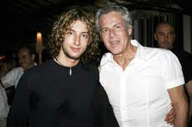 Chitarrista solista e solitario, nella lunga tradizione che parte dal jazz di reinhardt e arriva fino ai dischi della windham hill, baglioni sarà oggi alle 18 alla fnac per. Chi E Giovanni Baglioni Musicista Italiano Popcorn Tv
