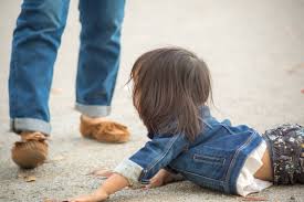 1歳の子どもは転ぶと頭を打ちやすい？ケガの対処法と予防方法 - teniteo［テニテオ］