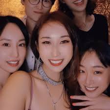 Happy birthday to myself. Thanks dear @lalila_kitchen for your wondeful  cake. Thanks to all your love to me. @ellen_hyw @oli_oli_ly  @stella_arttyworkshop to spend a great time with me at one of my