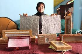 Banyak orang mengubah kerajinan tangan yang terbuat dari koran dan kertas bekas lainnya menjadi kerajinan tangan yang sangat indah dan menjual berbagai produk baru seperti suvenir, aksesoris, dekorasi rumah, dll. Cara Mendaur Ulang Kertas Agar Bisa Digunakan Lagi