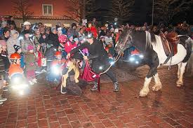 Der martinstag 2020 oder auch sankt martin wird immer am 11. Furtwangen Sankt Martin Teilt Seinen Mantel Mit Dem Frierenden Bettler Furtwangen Umgebung Schwarzwalder Bote