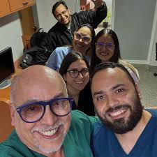 Orgulloso de ver cómo crece la próxima generación de liderazgo en  medicina.” 🚀 @dr_eduardoramos @doctora.cardenas_ @dugartedayana @alainecs  @pedrocuauro @cclasagradafamilia #medicina #cirugia