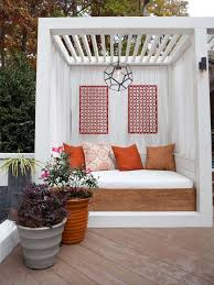 Holz Pergola Mit Vorhangen 50 Ideen Fur Sichtschutz Im Garten Weisse Pergola Holzpergola Hinterhof Terrasse