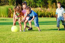 Hay muchos juegos al aire libre con pelota para que los niños pasen un rato muy divertido mientras hacen ejercicio físico y uno de los más conocidos es el del balón prisionero o brilé. Dinamicas Cristianas Muy Divertidas Para Ninos Jovenes Y Adultos