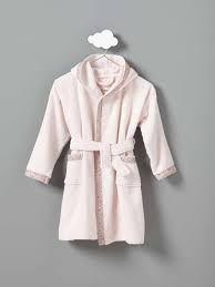 Le plus difficile sera cependant de choisir la couleur et la forme du peignoir de bain. Robe De Chambre Ou Sortie De Bain Le Peignoir Liberty Egaye Le Quotidien Des Petites Filles Details2 Poches P Peignoir Enfant Peignoir Peignoir De Bain Fille