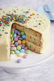1001 Idees Gourmandes Pour Un Gateau Surprise Qui Epatera Les Invites Gateau Smarties Recette Genoise Moelleuse Gateau