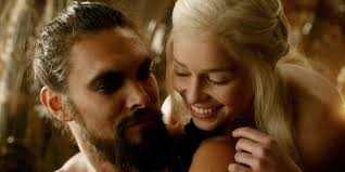 15 авг 20132 907 просмотров. Emilia Clarke And Jason Momoa Reunite Game Of Thrones Daenerys And Khal Drogo Have Moment On Iron Throne