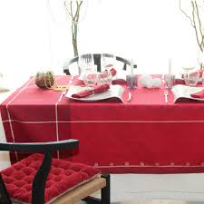 Blanc, écru, rouge, anthracite et taupe. Nappe Carree A Motifs Festifs Polyester Rouge 150x150 Festif Maisons Du Monde