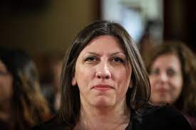 Η ζωή κωνσταντοπούλου δεν πάτησε το πόδι του συζύγου της, όταν ακούστηκε «η δε γυνή ινα φοβήται τον άντρα», δείχνοντας με αυτόν τον τρόπο τον σεβασμό της στον απόστολο μαντή. To E3wdiko Ths Zwhs Kwnstantopoyloy Gia Ar8ro Twn Newn Ta Nea