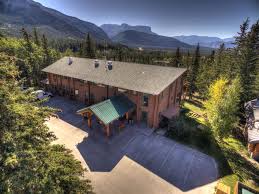 Alberta is everything a nature lover can ask for. Overlander Mountain Lodge Rentals In Jasper National Park Entrance Alberta Canada