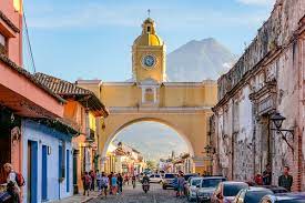 It has borders to mexico in the north/northwest, to belize in the northeast, to honduras in the southeast, to el salvador in the south. Antigua Guatemala Reisefuhrer Auf Wikivoyage