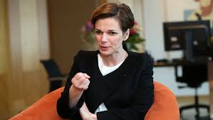 In ihrer rede rechnete sie mit dem system kurz ab und schloss eine koalition mit der övp aus. Krone Interview Wie Schwer Ist Dieses Erbe Frau Rendi Wagner Krone At
