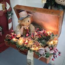 Alter Koffer Als Deko Zu Weihnachten Lichterkette Teddybar Dekorieren Weihnachtsdeko Ideen Suitcase Vi Deko Weihnachten Weihnachten Dekoration Alte Koffer