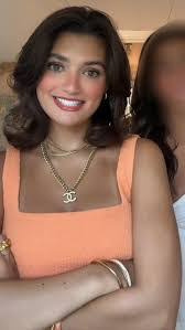 Eva Carlton's Instagram, Twitter & Facebook