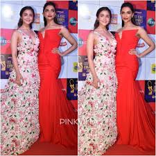 Maybe you would like to learn more about one of these? Too Hot To Handle Alia Bhatt And Deepika Padukone Clicked At An Award Function One Word For Their Friendship Deepika Padukone Alia Bhatt Bollywood Actress