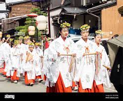 Miko traditional attire hi-res stock photography and images - Alamy