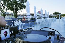 Explorez la ville comme jamais ! Ayers Rock Boat Peniche Bar Club Avec Terrasse A Lyon Heure Bleue Lyon