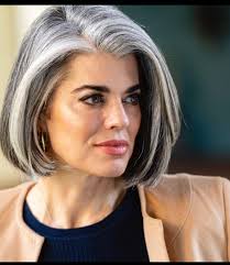 Il colore di tendenza del momento è senza dubbio il bianco! Capelli Bianchi Naturali Nuova Tendenza Primavera Estate 2020