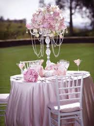 Cabe destacar que en las bodas al aire libre, la decoración suele ser un poco más rustica en por otra parte, el estilo vintage es bastante común en la decoración de bodas al aire libre ya que este estilo se caracteriza por ser muy romántico, además maneja una paleta de colores un poquito estricta. Como Decorar Una Boda Al Aire Libre
