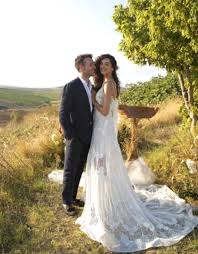 Cevap çok da zor değil aslında: Azra Akin In Gelinligi Olay Yaratti Iste Yeni Bir Akim Baslatacak O Gelinlik Magazin Haberleri