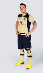 ¿qué te parece lo nuevo de kappa con leeds united por su centenario? Pin On Football