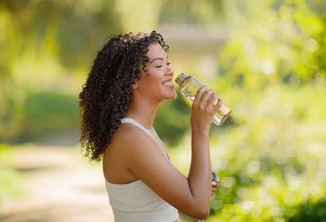 Conhe&ccedil;a os benef&iacute;cios da &aacute;gua para corpo e cabelo