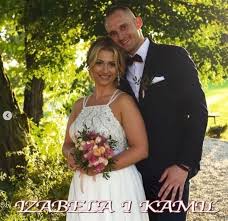Formuła programu została zaczerpnięta z innego kraju, jednak bardzo szybko przypadła do gustu publiczności, która z wypiekami na twarzy śledzi losy nowo upieczonych małżonków. Slub Od Pierwszego Wejrzenia Sezon 5 Final