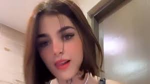 Karely Ruiz baila sensualmente en el baño