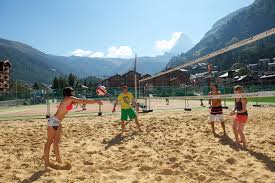 Cette question inquiète beaucoup de gens qui veulent apprendre les règles de ce jeu de sport passionnant, dont nous parlons maintenant. Beach Volley Zermatt Suisse