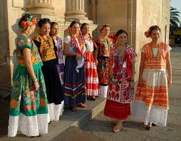 Traditional Spanish Clothing The Ladies Las Damas Traditional Spanish Clothing Mexican Outfit Spanish Clothing