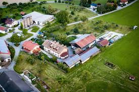 Mit blick auf die gastronomische touristenattraktion, schuhbecks restaurant, befindet sich das hotel in fußläufiger entfernung zum see und damit etwas außerhalb des stadtzentrums. Sailerhof Prices Lodging Reviews Taching Am See Germany Tripadvisor