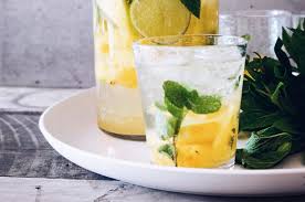 Erfrischende Sommerdrinks mit natürlichem Mineralwasser – Natürliches Mineralwasser