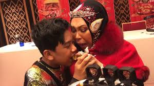 Keakraban anak dan ibu jelas terpancar dalam hubungan cik b dan dato' sri vida. Kacak Anak Vida Buat Hal Hampir Tertelan Berlian Rm40 000 Youtube