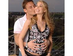 Ilary blasi pubblica il video del giardino distrutto leggi anche> chiara ferragni in mutande, fedez con il broncio. E Nata Isabel La Terza Figlia Di Ilary Blasi E Francesco Totti Tu Style