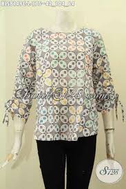 15 model baju batik kantor wanita gemuk 2021 terkini. Model Baju Batik Wanita Terbaru Dengan Lengan Bertali Dan Berlubang Di Ujung Blus Tanpa Krah Motif Keren Proses Cap Hanya 100 Ribuan Bls8149c L Toko Batik Online 2021