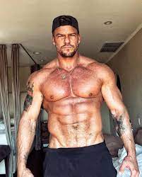 Alan Ritchson Body Type One - Exercising