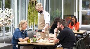 Als we dit dus volhouden, dan hoop ik dat we volgende week versoepelingen kunnen nemen die we voor vandaag in gedachten hadden.' De Ondernemer Horeca Kijkt Tevreden Terug Op Weekend Met Nieuwe