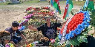 Von basics bis hin zu designermode: Douleur Et Fierte A L Enterrement D Un Soldat Azerbaidjanais Le Point