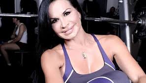 La actriz, comediante y entrenadora fitness Ivette Domínguez dice  #ayudameayudar