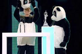 De prijs wordt pas aan het eind van dit jaar uitgereikt, maar als politicus verkleed als panda van het podium vallen zal niet snel worden overtroffen. Wie Was De Andere Panda Naast De Wever Het Belang Van Limburg Mobile