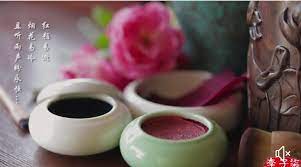 用鲜花给自己做了套胭脂 原来古代的胭脂眉黛膏是这样做出来的 红楼梦 中宝玉做胭脂时说 这是上好的胭脂拧出汁子来 淘澄净了 配了花露 蒸成的 只要细簪子挑上一点儿 抹在唇上 足够了