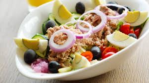 Diesen Low Carb Thunfischsalat Mit Gurke Ei Und Oliven Und Viele Weitere Schnelle Salat Rezepte Fur Deinen Kostenl Thunfischsalat Rezepte Bariatrische Rezepte