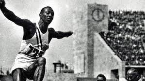 Die bronzemedaille gewann der japaner tajima naoto. Olympia 1936 In Berlin Jesse Owens Siegt Und Siegt Sportschau Sportschau De Olympia Geschichte
