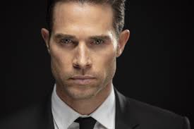 El dragon : 'Le retour d'un guerrier' nouvelle série de Sebastián Rulli  découvrir à partir du 4 octobre sur Netflix. Elle sera en espagnol et  sous-titrée en français. Pitch : Un financier