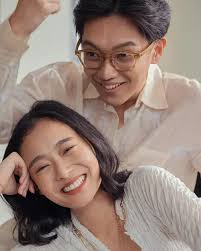 6 Gaya Foto Prewed Bertema Theatrical ala Brandon Salim dan Dhika Himawan